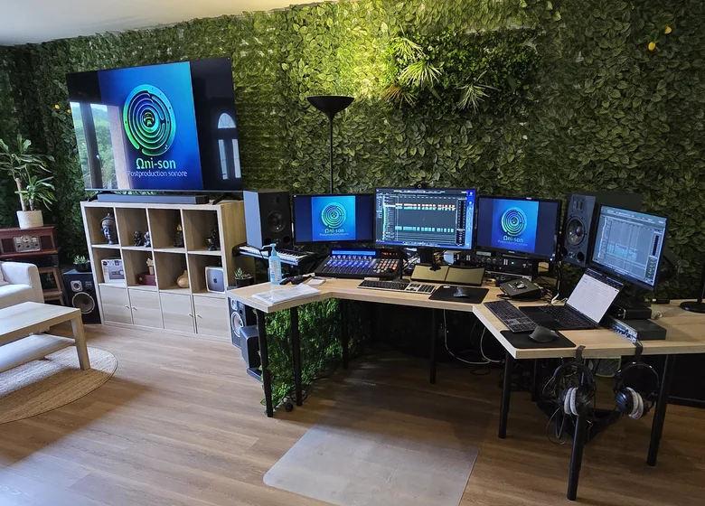 La régie du Studio Ohmni-son, avec son mur végétal.