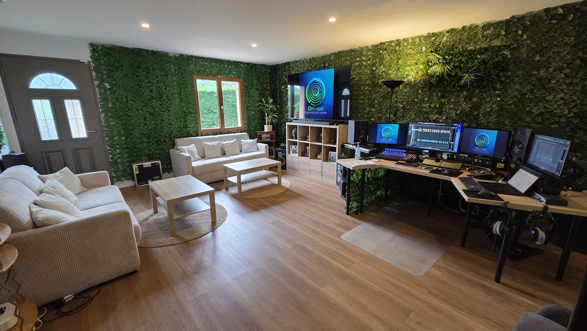 Le studio Ohmni-son, sa régie et son espace d’accueil